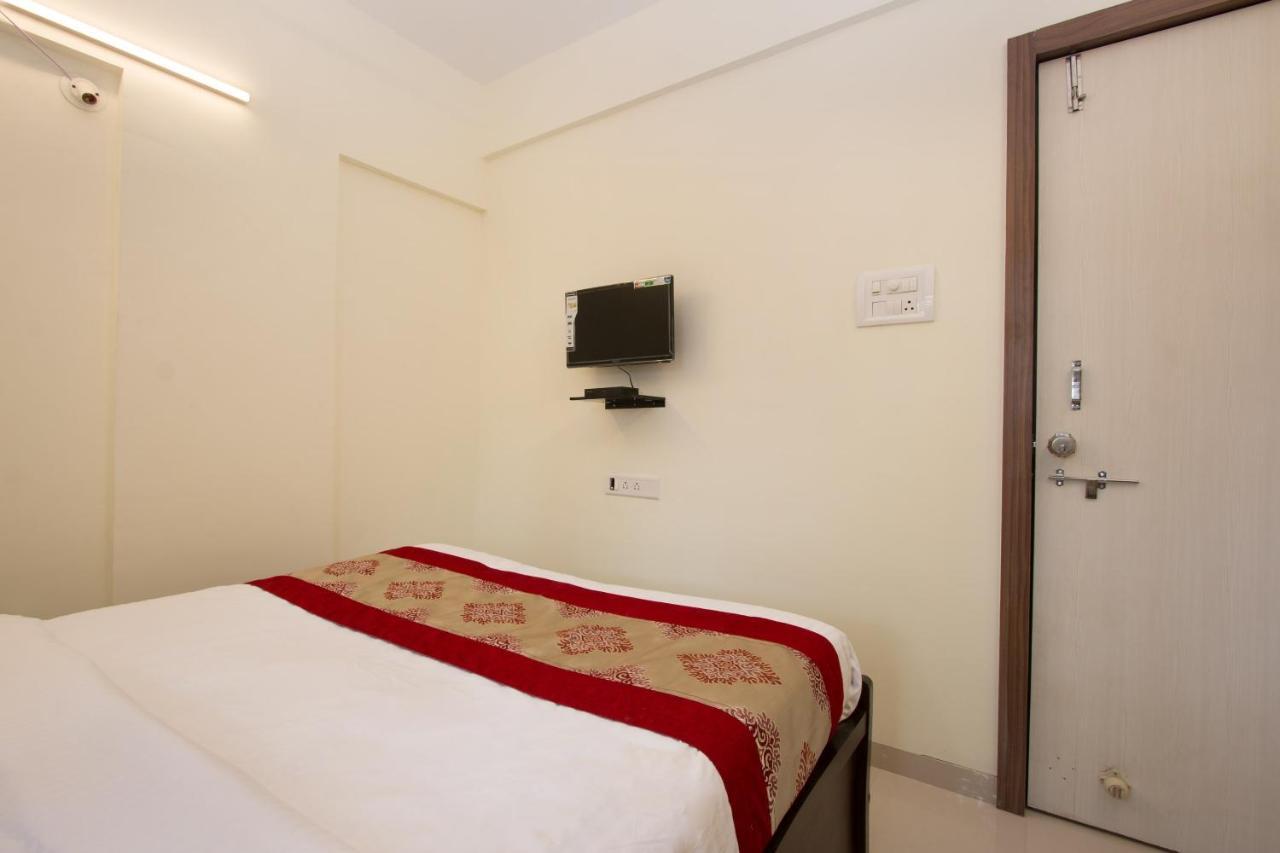 Oyo 9052 Leisurely Abode Hotel Khadki Kültér fotó